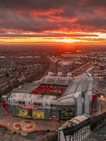 英國足球朝聖遊記｜從夢劇場的晚霞，到溫布利的人海：我把“熱愛”走成了一條路