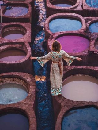 สวรรค์ปลอดวีซ่า: เรื่องราวของสองเมืองในโมร็อกโก – เมืองสีแดงแห่งความสนุกสนานรื่นเริง + ตรอกสีฟ้าแห่งการเยียวยา