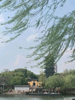  。嘉興、信陽、フェルデン・アム・ヴェルターゼー（Velden am Worther See）、亳州、岳陽——この「南湖」ルートは、中国江南の水郷、豫南の山水、オーストリアの湖畔の町、そして薬都や洞庭湖の畔を横断し、「南湖」という地名を多彩な人文・自然の旅の絵巻として繋ぎ合わせます。赤い記憶が染み込んだ嘉興の南湖から、異国の優しさに包まれたレイクビューホテルまで、各駅には湖の優しさと共に、その土地ならではの歴史や温もりが秘められています。家族旅行でも、歴史の煙雨と現代の繁華が交錯する街を散策するにも、どの滞在地でも詩的な情景に心を奪われることでしょう。