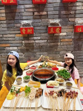 Took the kids shopping at Taikoo Li this weekend, and when we got near Chunxi Road, our stomachs started growling~ Suddenly, I remembered the Yulin Chuanchuanxiang that our parents' generation loves!
Old-school Chengdu locals know that you have to make time for this classic flavor that's been around for decades! Every time friends from out of town visit, I take them to that original shop in Yulin, but I didn't realize this location near Chunxi Road has been open for 10 years too!
The interior is decorated in a classic, antique style. It's spacious with two floors, so it doesn't feel crowded. The atmosphere is lively but not noisy—it has that down-to-earth, old-school vibe where you can just sit back and relax~
Next time I bring friends from out of town, I'll definitely choose this spot, and we can swing by Taikoo Li and Chunxi Road afterward. Perfect!
🔥 There are plenty of broth options. Since we brought the kids, we naturally went for the split pot (yuan-yang). The kids loved the rich, non-spicy tomato broth, while the red spicy broth was fragrant without being overwhelming. The adults could enjoy the spicy pot, and the kids could eat from the tomato one.
🥬 The food is super fresh! Everything in the refrigerated display is neatly arranged, and the skewers are visibly clean. The crunchy chicken cartilage and tender duck blood are great—and there are wild vegetables too; if you like trying new things, give the gynostemma leaves a try.
The house-made drinks are all pretty good. The kids loved the mango ice, and my partner and I tried the passion fruit and lemon ones—they're especially good for cooling down the spice.
📸 Photo op: The old-fashioned sign at the entrance is great for photos; anything you snap there looks retro and full of local charm~
📍 Nearby attractions:
This restaurant is right across from Chunxi Road. Just cross the pedestrian bridge to get there and soak in the atmosphere of this century-old commercial street.
After walking through Chunxi Road, you can head to IFS to check out the climbing panda 🐼.
Then, keep strolling all the way to Taikoo Li. Don't miss the thousand-year-old Daci Temple—it's a must-visit for me every time I go shopping.