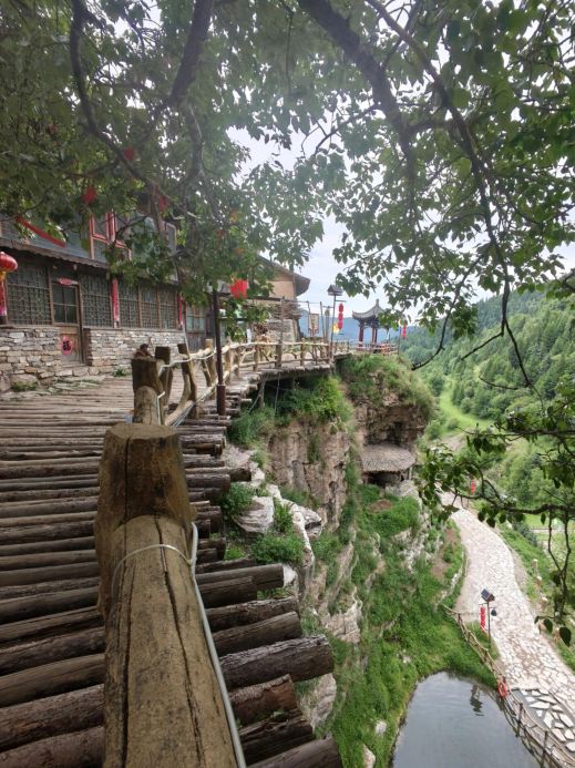 A real-life sky city! A thousand-year-old cliffside village hidden
