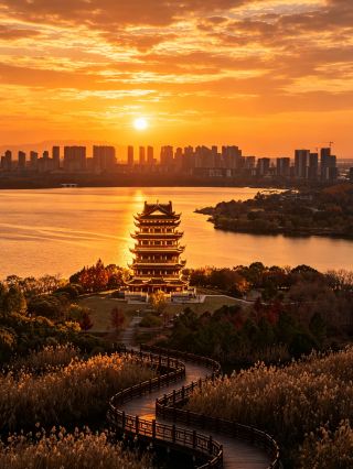 Wanling Lake: A hidden free gem in Xuancheng with stunning sunsets and a plane tree avenue