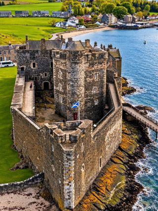Who would have thought! Hidden by the Scottish seaside is an ancient castle nicknamed "the ship that never sailed"! Blackness Castle, a name