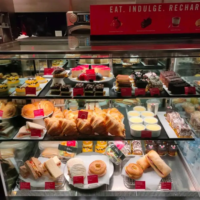 🇻🇳ベトナム ハノイ【Starbucks】スイーツが充実!! ケーキは絶品、美味し過ぎる!!🎂