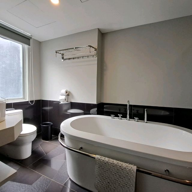 Bathtub with a highly accessible train station