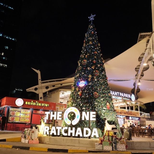 The One Ratchada ตลาดนัดกลางคืน ใกล้รถไฟฟ้าใต้ดิน