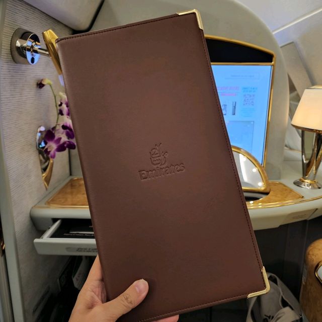 รีวิว First Class สายการบิน Emirates Airlines