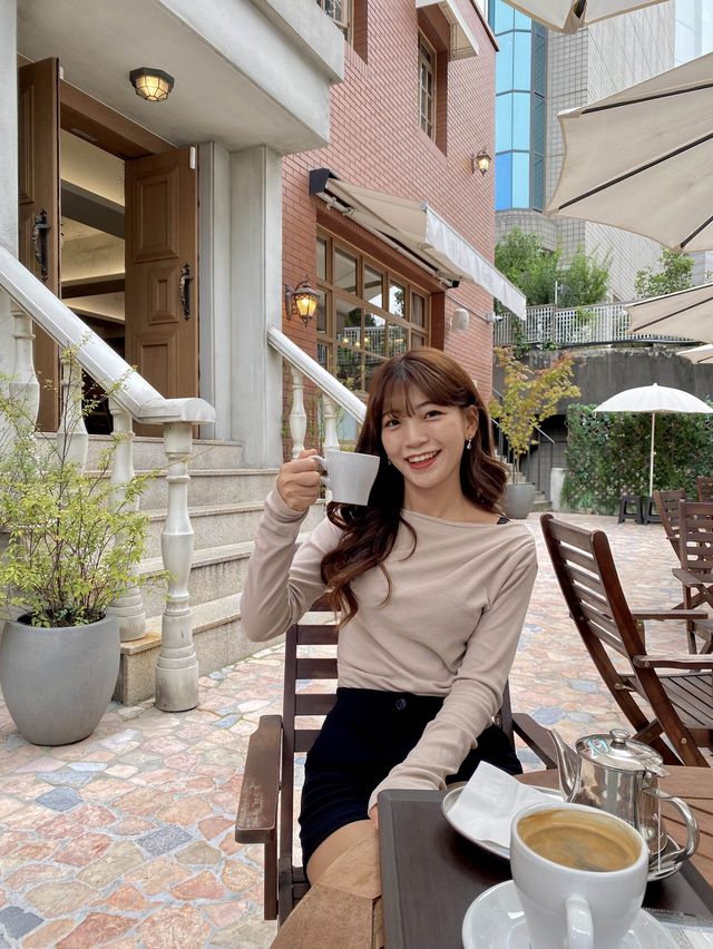 유럽의 작은 마을이 생각나는 서울 한남동 카페💜