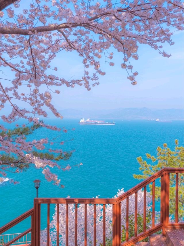 스즈메의 문단속을 연상시키는 "용월사"