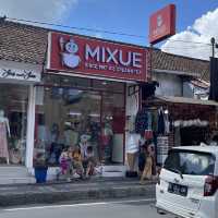 冰淇淋跟茶，出現在烏布主街，一客霜淇淋，只要8000，Mixue