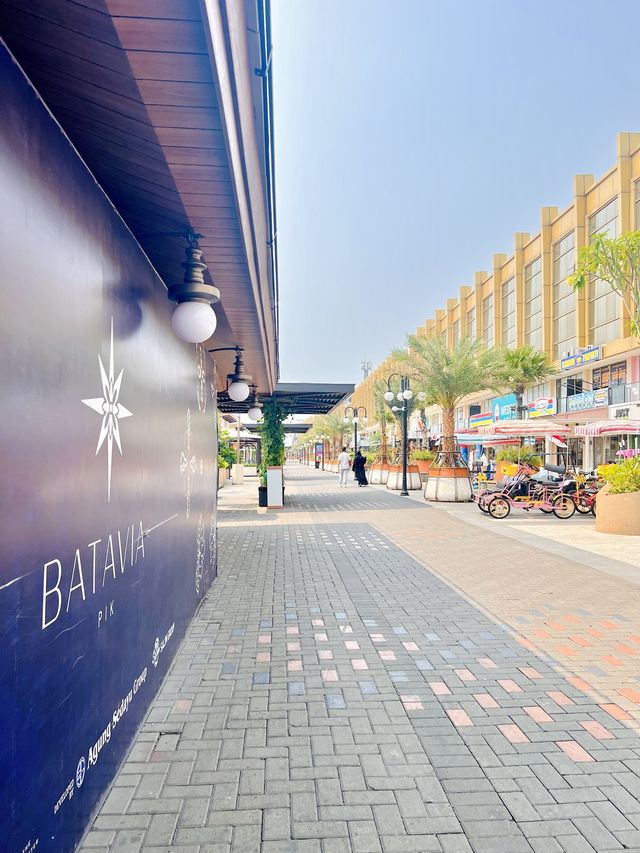 The 🌍’s First Over-Water Retail & Dining🛍️