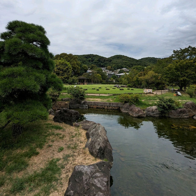 復元された池田城内部と、池の鯉の餌やりと、日本庭園と、池田城跡公園