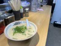 福岡・博多。博多駅のホームでラーメンが食べられる『まるうまラーメン ぷらっと博多No.1』