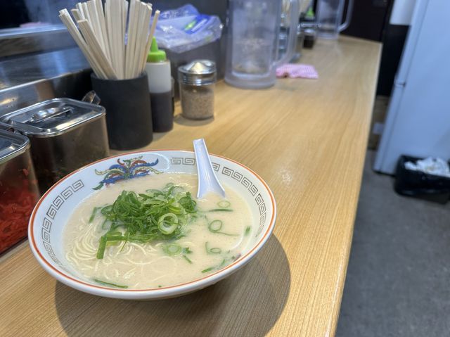 福岡・博多。博多駅のホームでラーメンが食べられる『まるうまラーメン ぷらっと博多No.1』