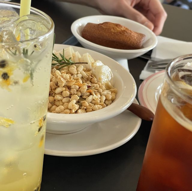 예쁜 창으로 보는 뷰 맛집 진해 어씨빅센터 ACCC 벚꽃시즌 완전 핫플