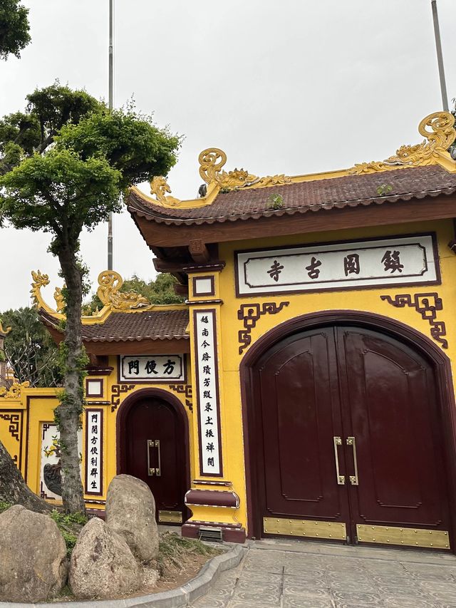 【ハノイ】最古の仏教寺院を見学。