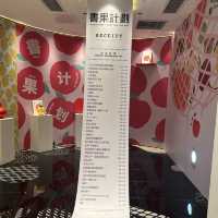 小心地滑⋯不是🚫是小心反光的漂亮書店📚
