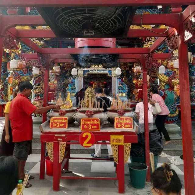สักการะ ศาลเจ้าพ่อหลักเมือง สุพรรณบุรี