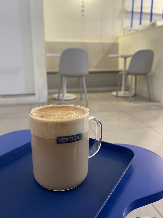 弘大メイン通りから徒歩2分！blue×whiteのザ！韓国カフェ | Trip.com 弘大