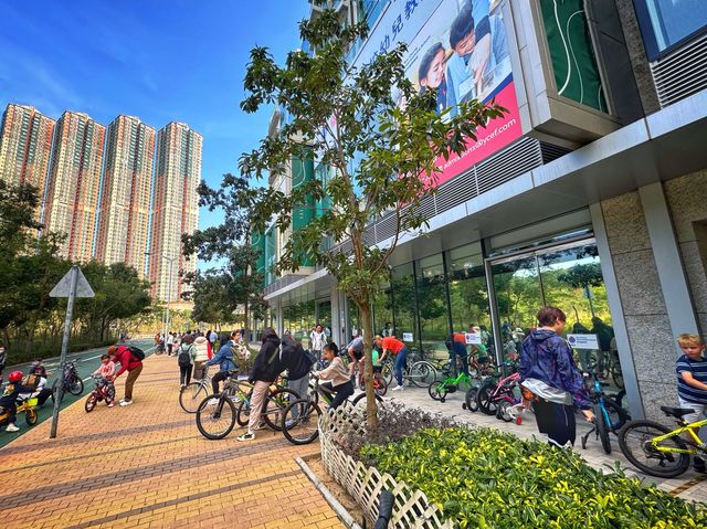 將藍踩單車享受海景