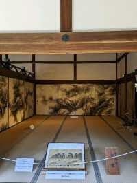 龍安寺にある石庭のミニチュアは、目が不自由な方が、手で触れる様に置かれている