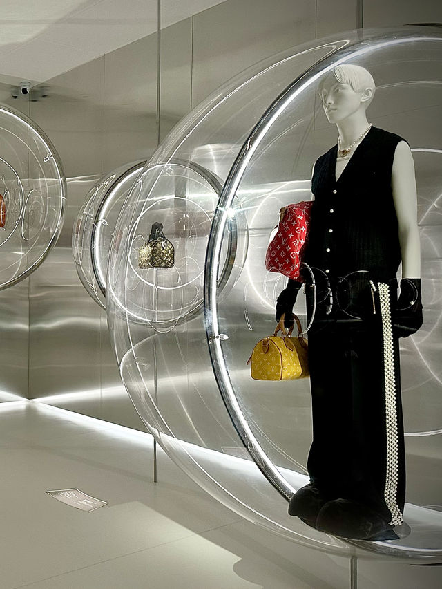 นิทรรศการประวัติศาสตร์แห่งความหรูหรา Louis Vuitton
