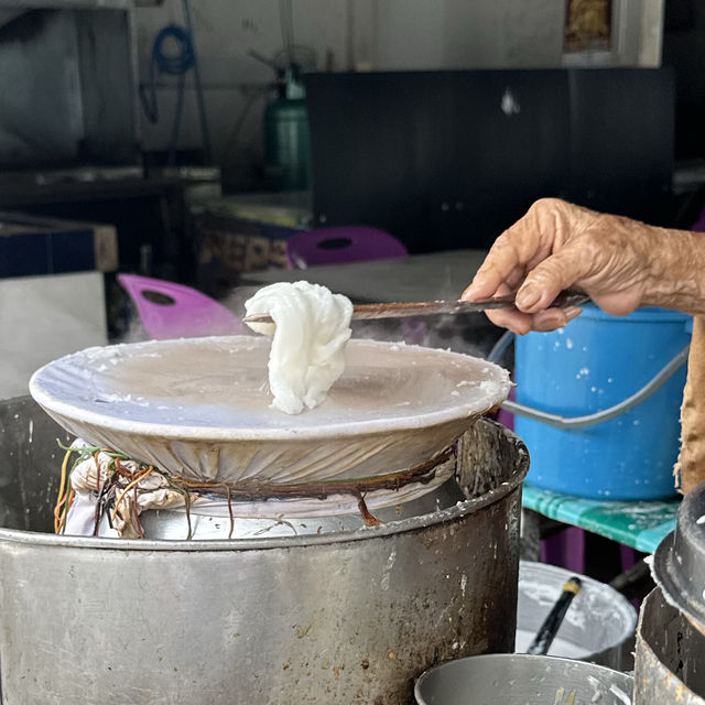 ข้าวเกรียบอ่อนน้ำจิ้มกุ้งตลาดเฉลิมจันท์
