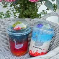 The wild swans cafe' & lake