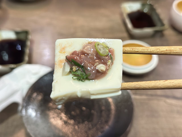 「臺北東區創意日本料理，必試招牌乾貝漢堡加海膽」