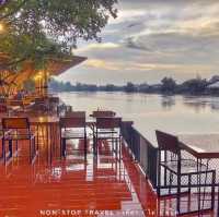 นั่งทานอาหารแบบฟินๆ ริมน้ำ สุดแสนโรแมนติก …