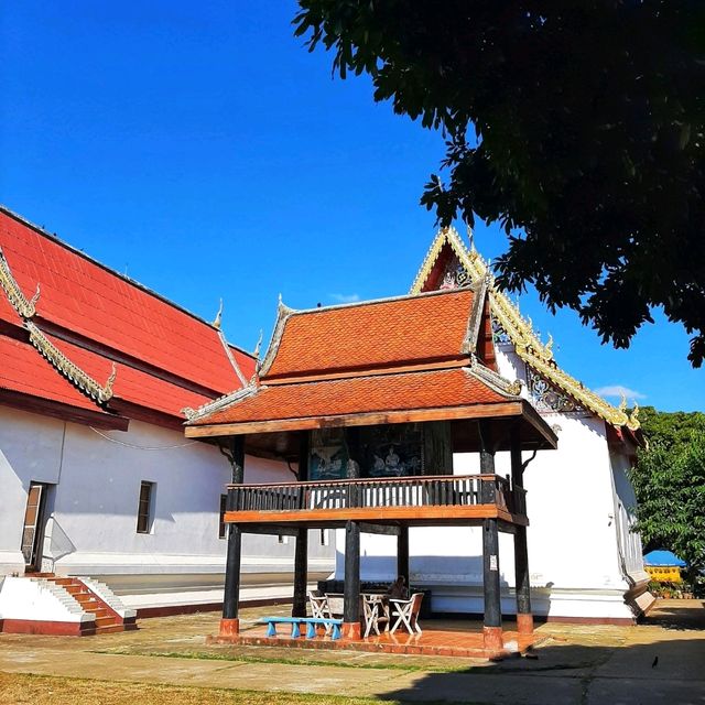 วัดศรีชุม สักการะ “พระเจ้ายืน” 