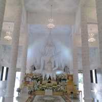 กราบพระโพธิสตว์เจ้าแม่กวนอิมที่วัดห้วยปลากั้ง
