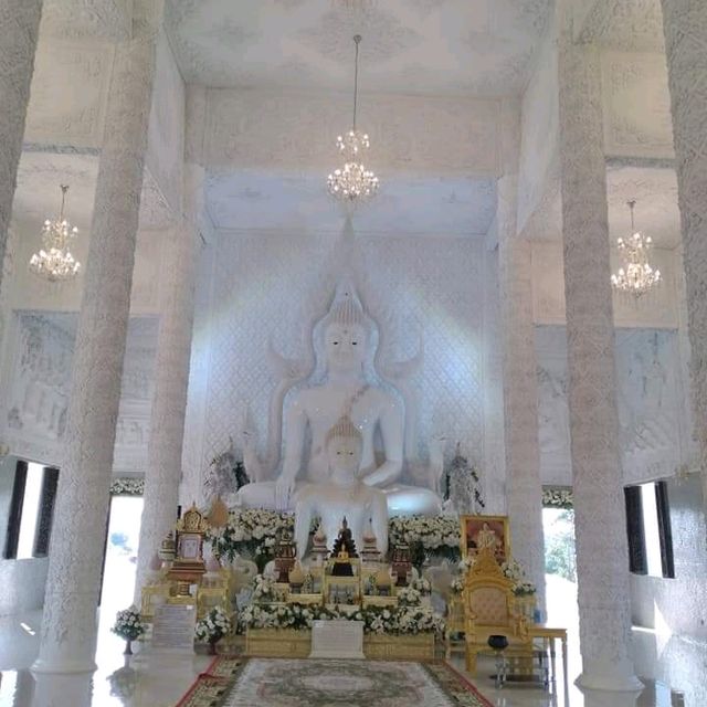 กราบพระโพธิสตว์เจ้าแม่กวนอิมที่วัดห้วยปลากั้ง