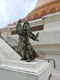 องค์พระปฐมเจดีย์เด่นเป็นสง่า