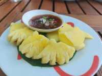 รับลมชมทะเลอ่าวฉลอง ชิมอาหารทะเลอร่อยๆ