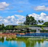 สระว่ายน้ำท่ามกลางสวน และวิวแม่น้ำ