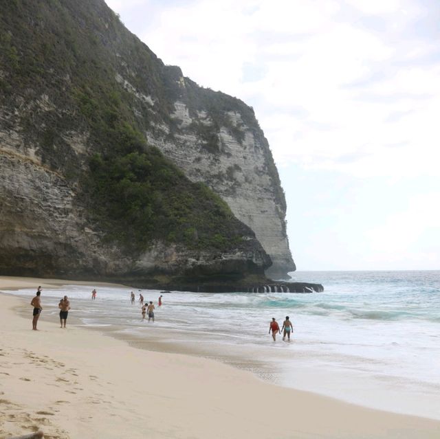 Climbing challenge at Kelingking beach with my sisters