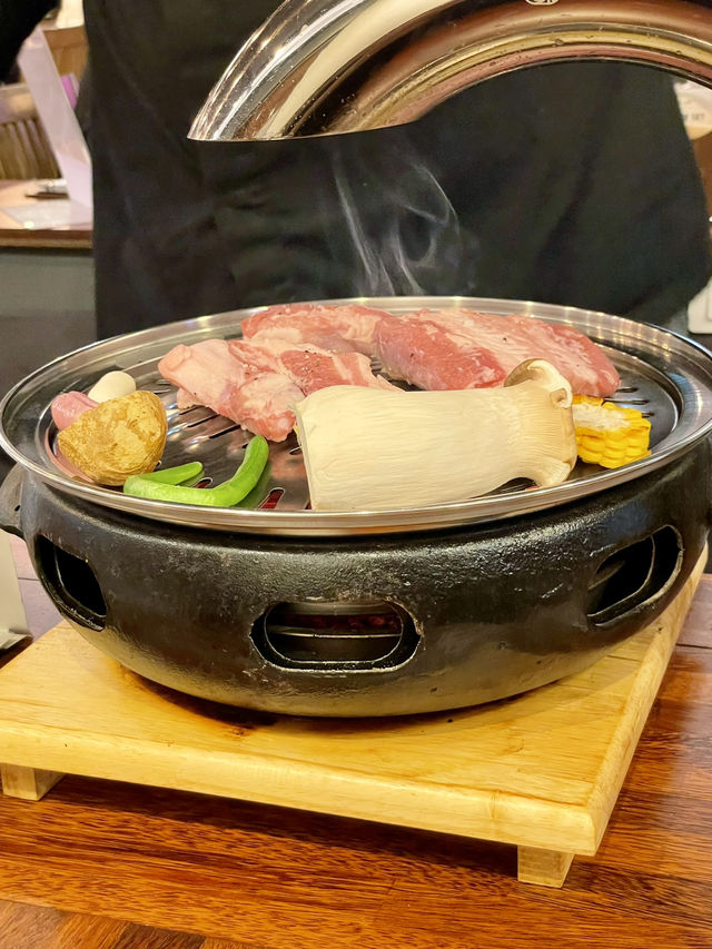 둘러앉은 테이블 사이로 직접 고기 구워주는 곳이예요!!