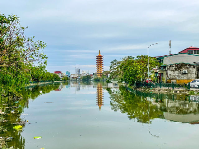 Pho Chieu Pagoda 인근 호수공원...