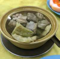 “สีมรกต” ข้าวหมูแดงหมูกรอบระดับตำนาน