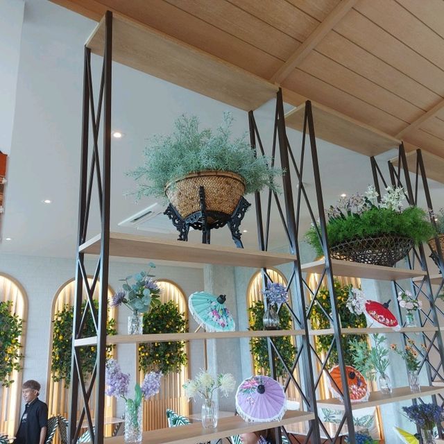 The chalet cafe' คาเฟ่กลางหุบเขา