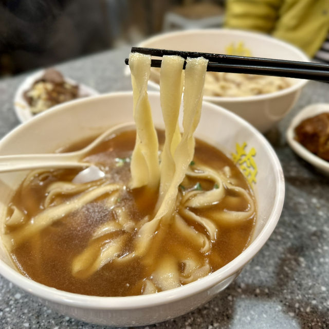 人手現削現煮．山西刀削麵