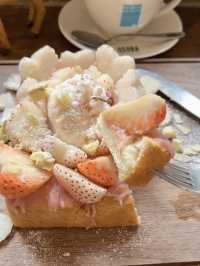 White strawberry on toast🍓