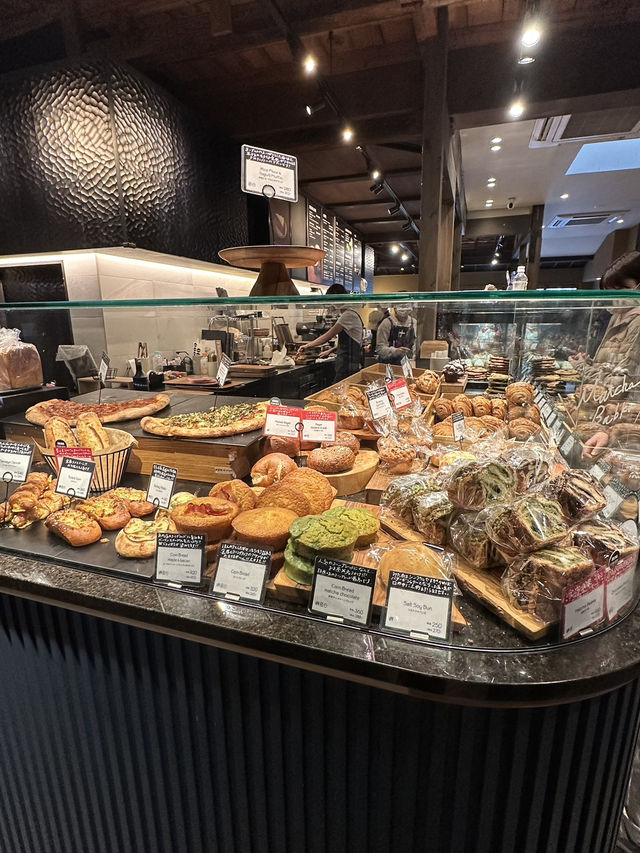 Discover Kyoto’s Flavorful Heart at Nishiki Market! 🥢🍣