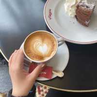 ☾︎東京☽︎ クラシックレストラン隣接のパン屋さん