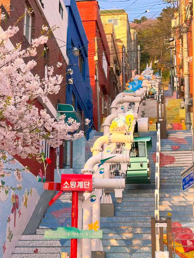 알록달록한 벽화와 모노레일이 지나가는 그림같은 봄날💗