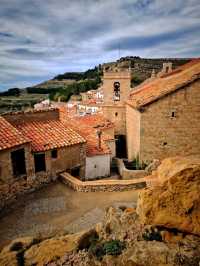 Ares del Maestre 鎮坐落在一座岩石山頂上，地理位置優越，俯瞰著 El Maestrazgo 地區美麗而崎嶇的景觀