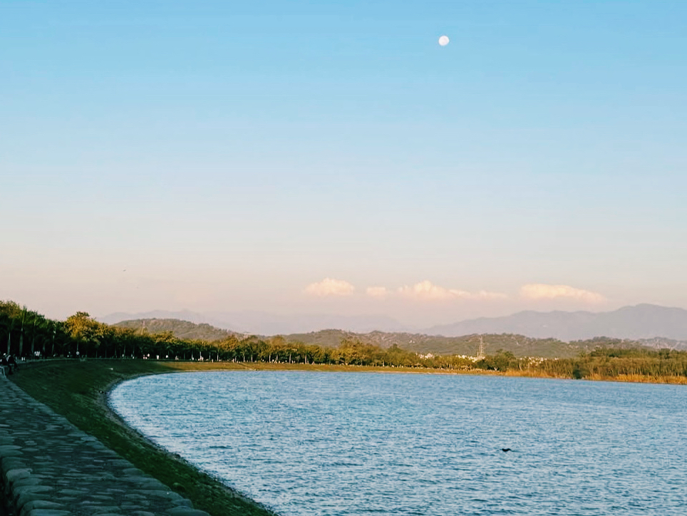 Relax at Chandigarh's restful lake 🏞️