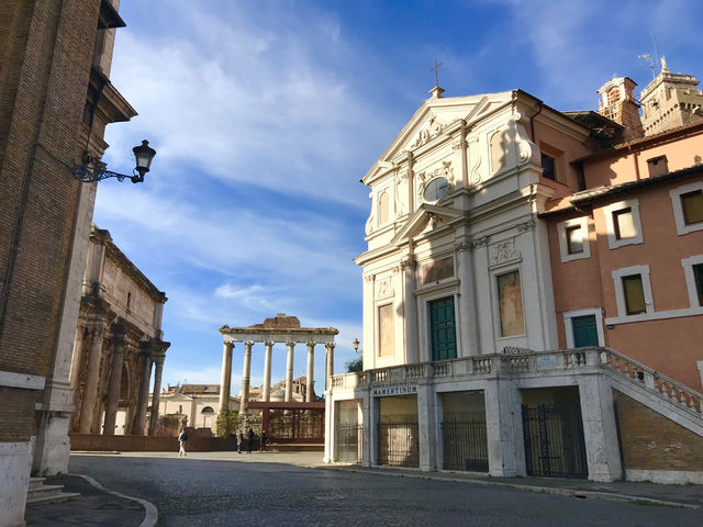 The Roman Forum is a must-visit for history lovers👫😎❤️