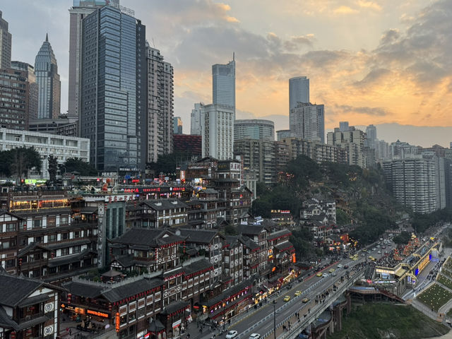 Daylight Drama: Capturing Hongya Cave’s Cliffside Majesty
